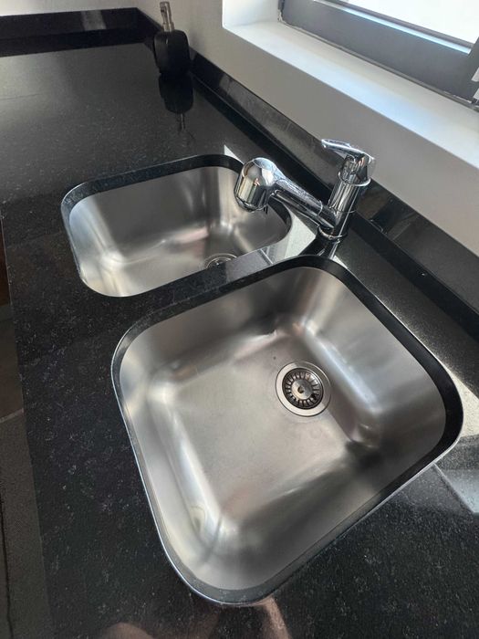 Cozinha completa + placa + mesa + lava-loiça e torneira