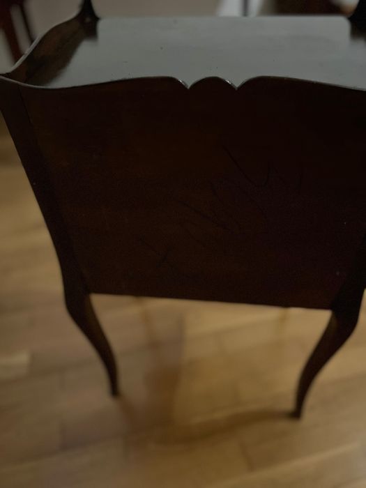 Mesa de cabeceira com gavetas