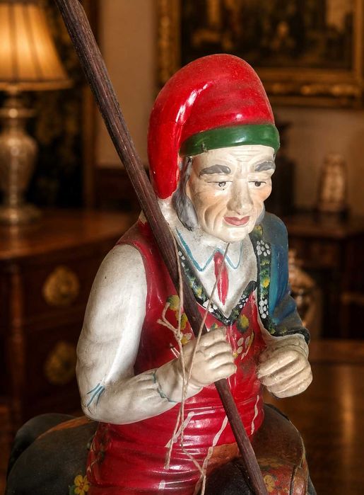 Grande Estatueta Antiga Cavaleiro a Cavalo em Acabamento Aveludado – Início Século XX