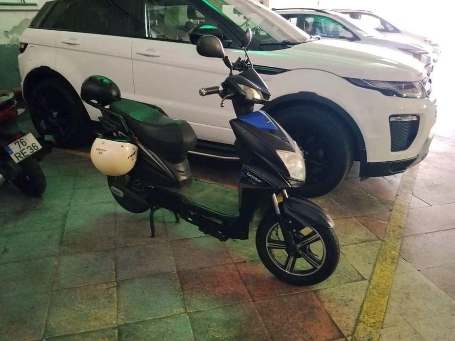 Moto elétrica com capacete