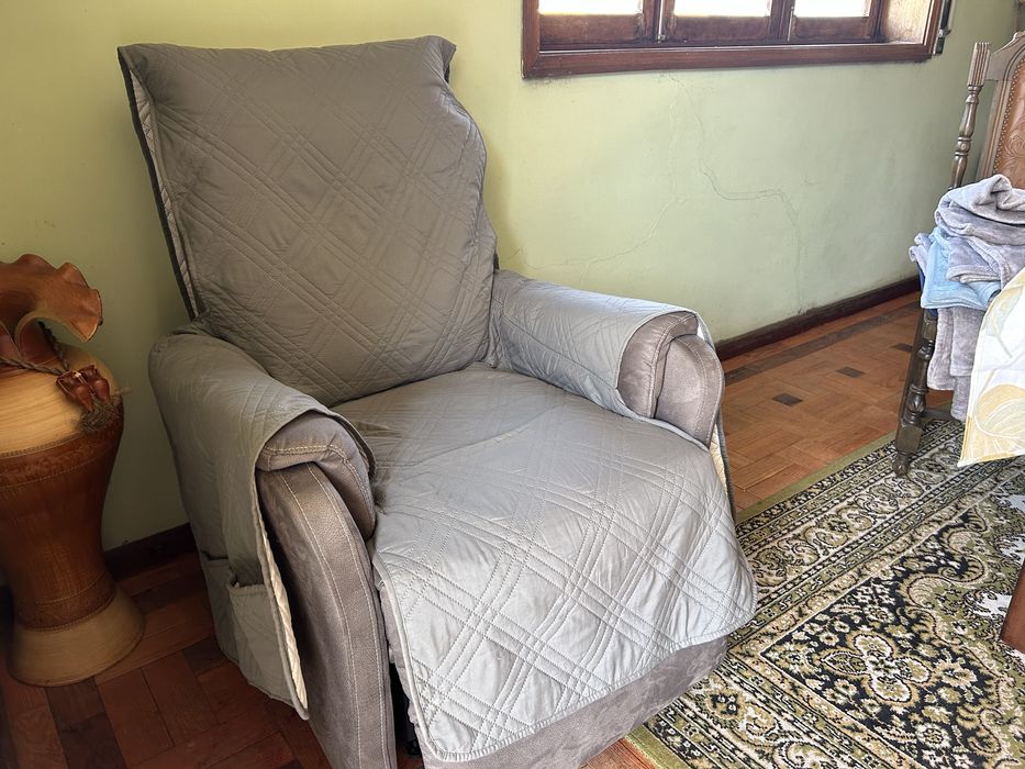 Sofá cinzento como novo eletrico, regulavel em varias posiçoes, ideal para pessoas com pouco mobilidade. Com forra de proteçao tambem nova.