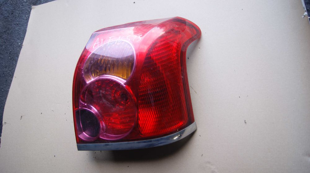 Lampy Toyota Avensis Tył