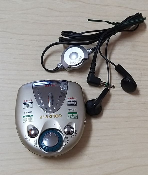 Rádio a pilhas com auscultadores.