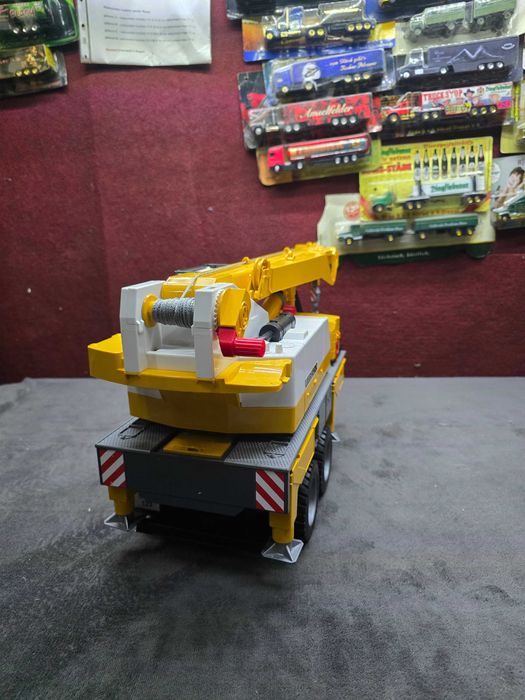 Bruder dźwig Liebherr na przyczepie do traktorów