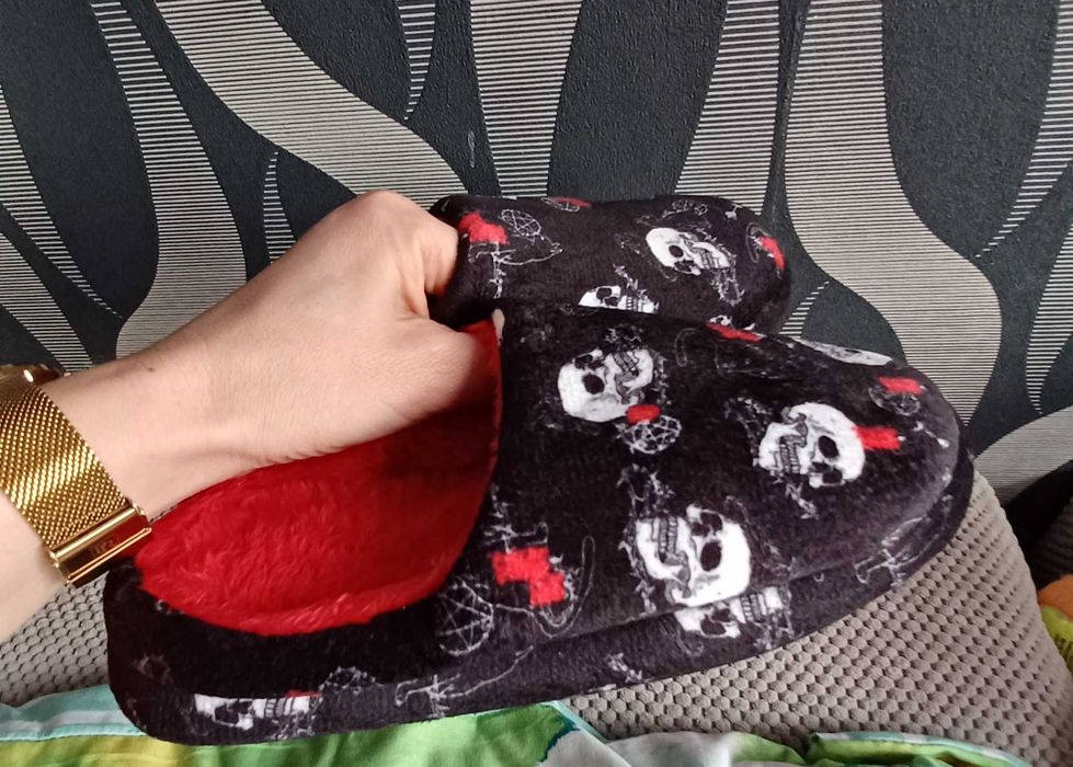 Kapcie miekkie czarno czerwone czaszki 36/37