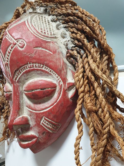 Fantástica máscara africana em madeira esculpida