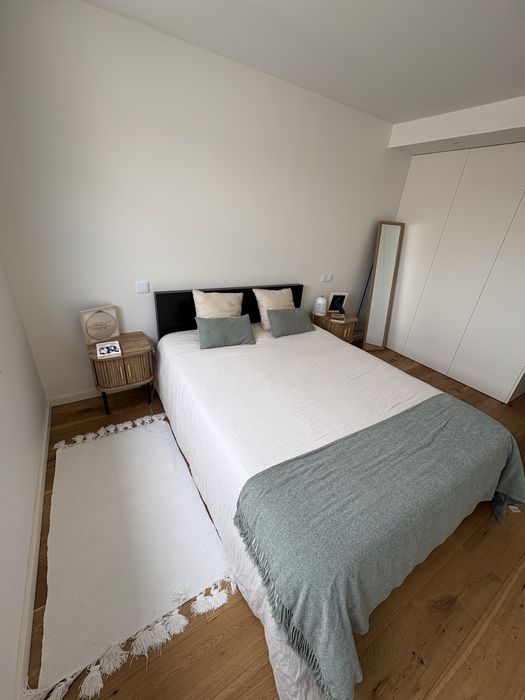 Cama de Casal 150x200 cm com Estrado e Colchão – Bom estado