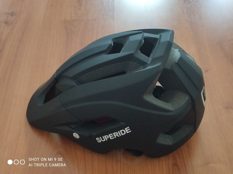 Capacete de  BTT da marca  SuperRide c/ luz traseira, Novo