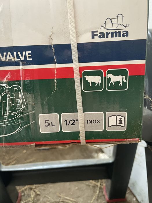 Poidło dla koni do boksu