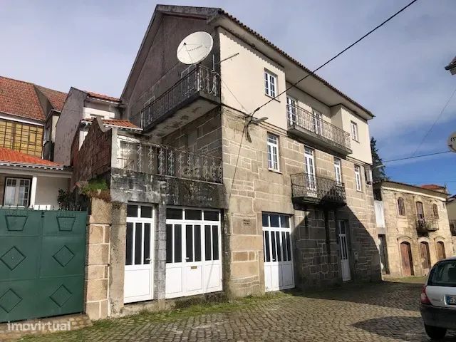 Moradia de três pisos com amplas divisões e excelente localização em R