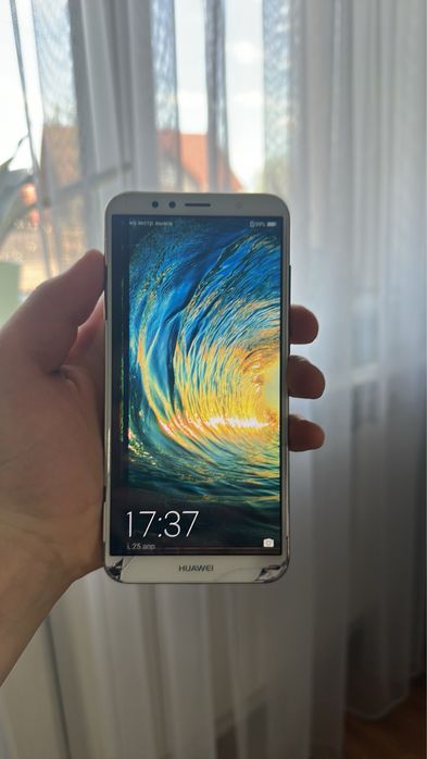 Продам Huawei Y6 prime 2018 з битим екраном.