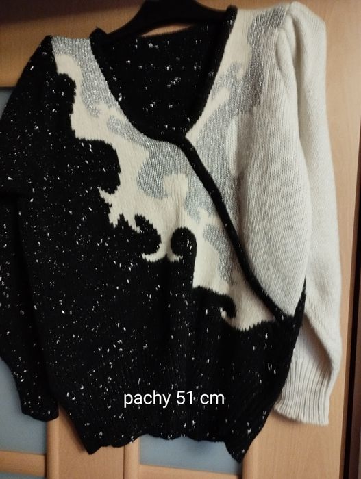 Sweterek z ozdobną nitką