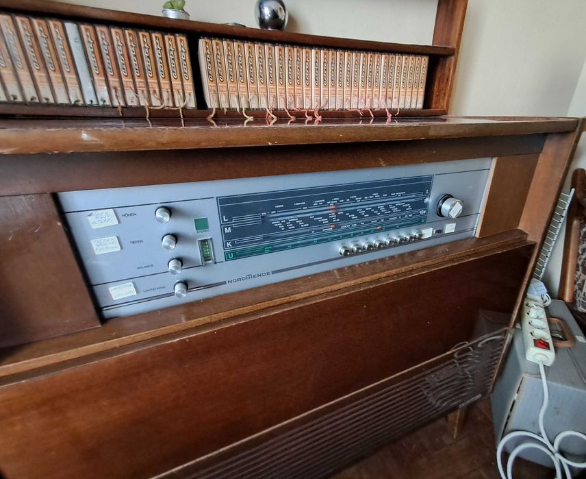 Vende-se Móvel Antigo com Rádio e Gira discos  NordMende a funcionar