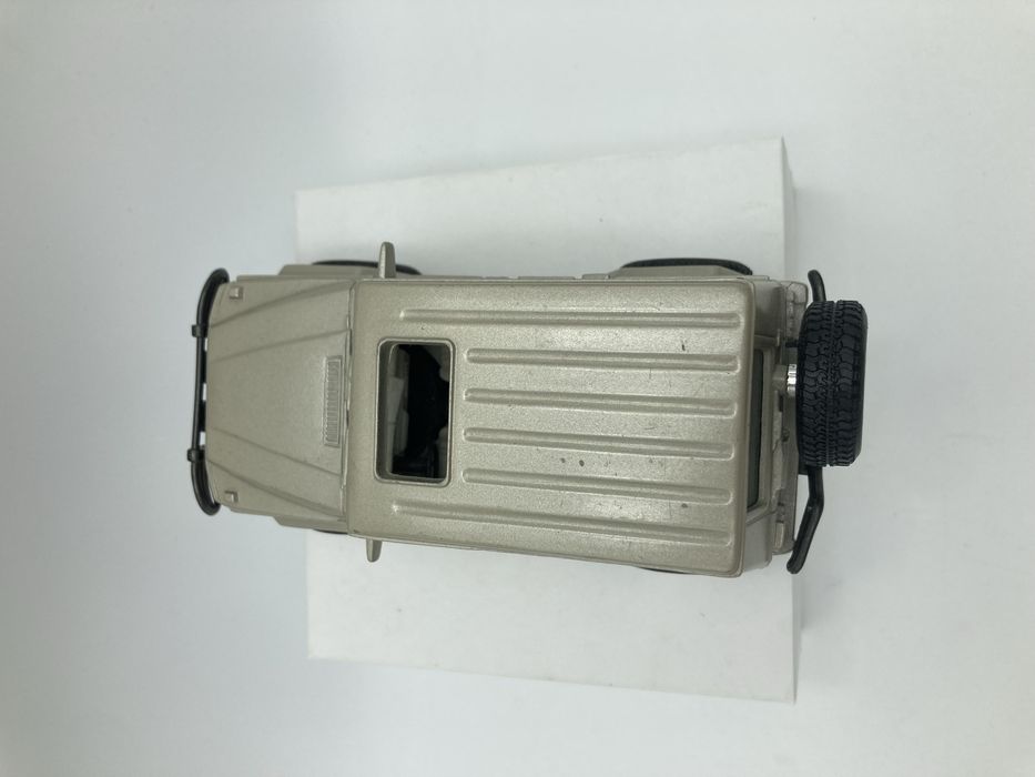 New-Ray - Mercedes Benz 300GD w kolorze szarym skala 1:32