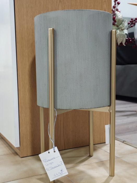 Floreira Cinza Pé dourada