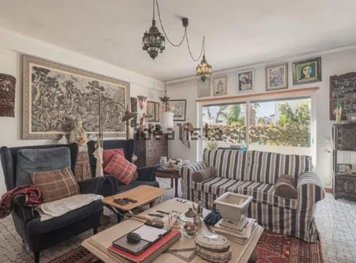 Lagoa de Albufeira. Moradia térrea com estrutura para o segundo andar.