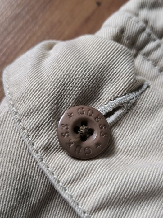 Guess szorty męskie cargo 31 beż kremowe lato