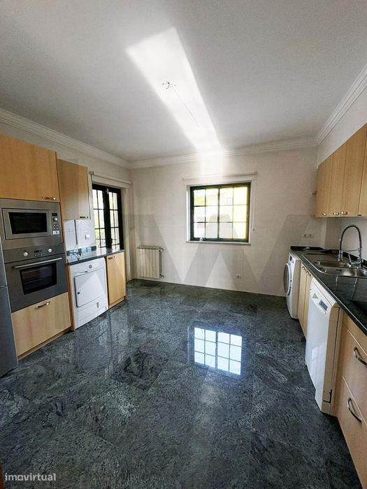 ARRENDA T3+1 Condomínio Privado | piscina, garagem e jardim centro Alc