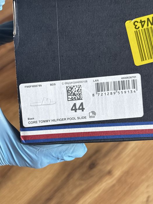 Buty Tommy Hilfiger 44 czarne klapki z logo slides
