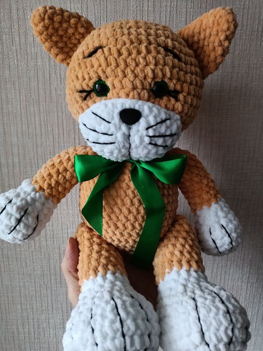 Плюшевий в'язаний котик