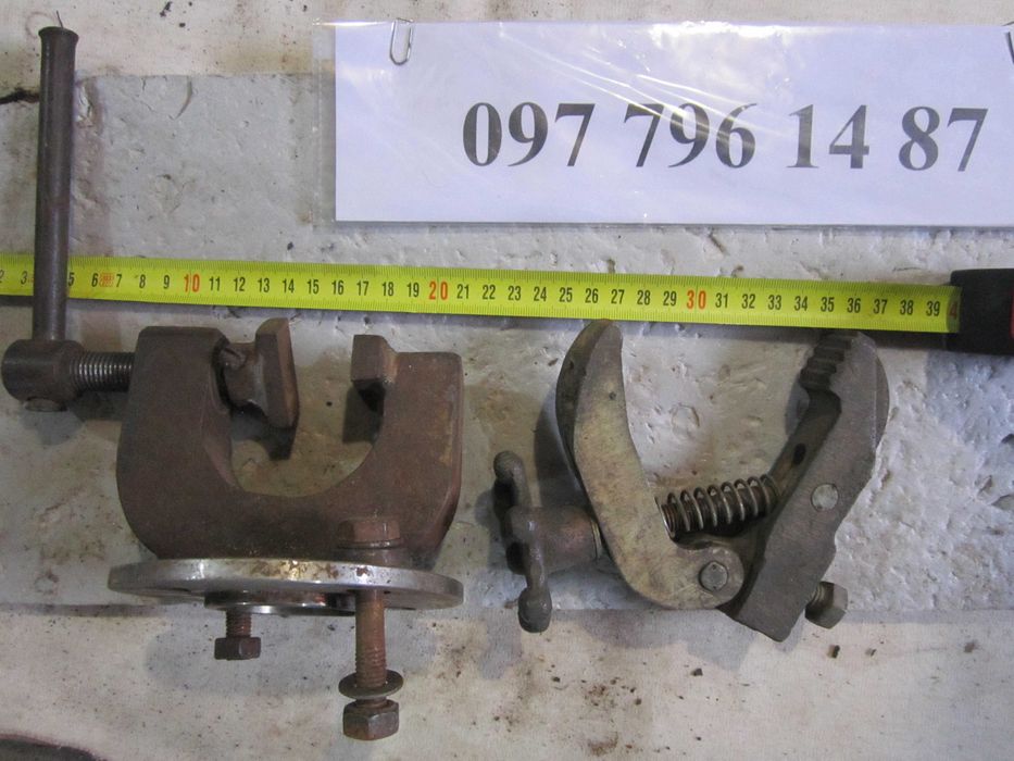 Струбцина ліва на фото.