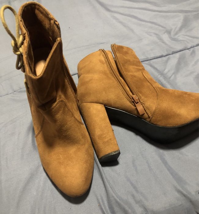 Botas com salto, fecho lateral, usadas