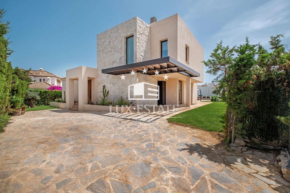 Дизайнерська вілла з видом на море та сучасною елегантністю