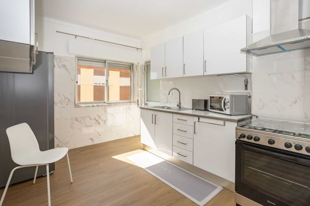 Quarto com varanda para Arrendar inserido num apartamento T3