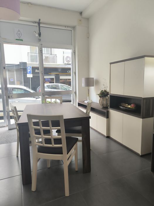 Sala  com móvel TV  aparador vertical  mesa extensível e  4 cadeiras