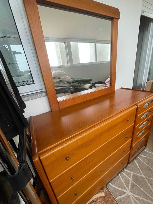 Cómoda de quarto com espelho