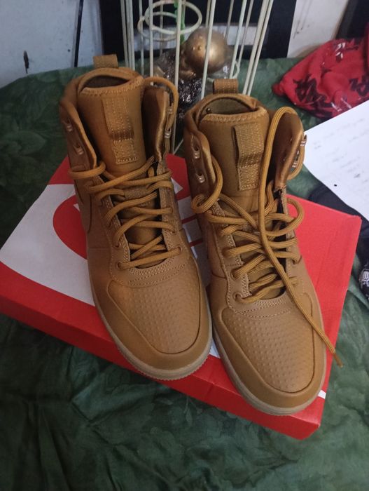 BOTAS court  BOROUGH MID 2 nike