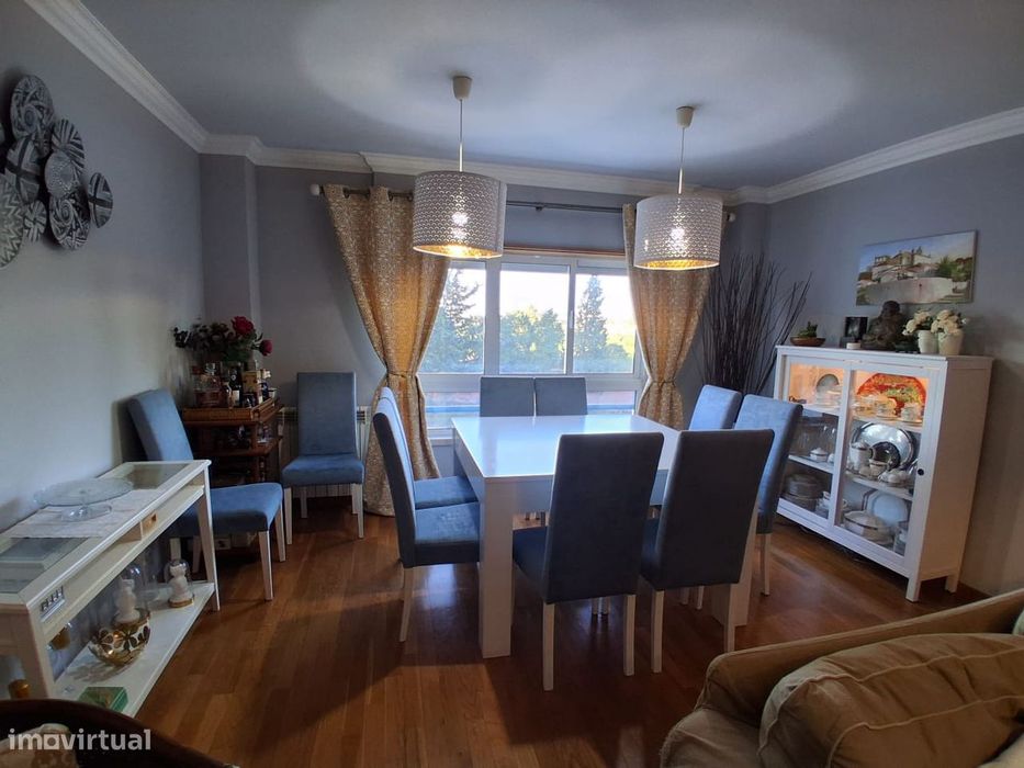 Apartamento T3 com varanda em Carcavelos