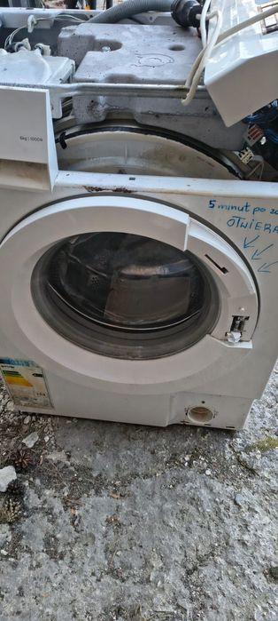 Uszkodzona pralka do oddania na części.