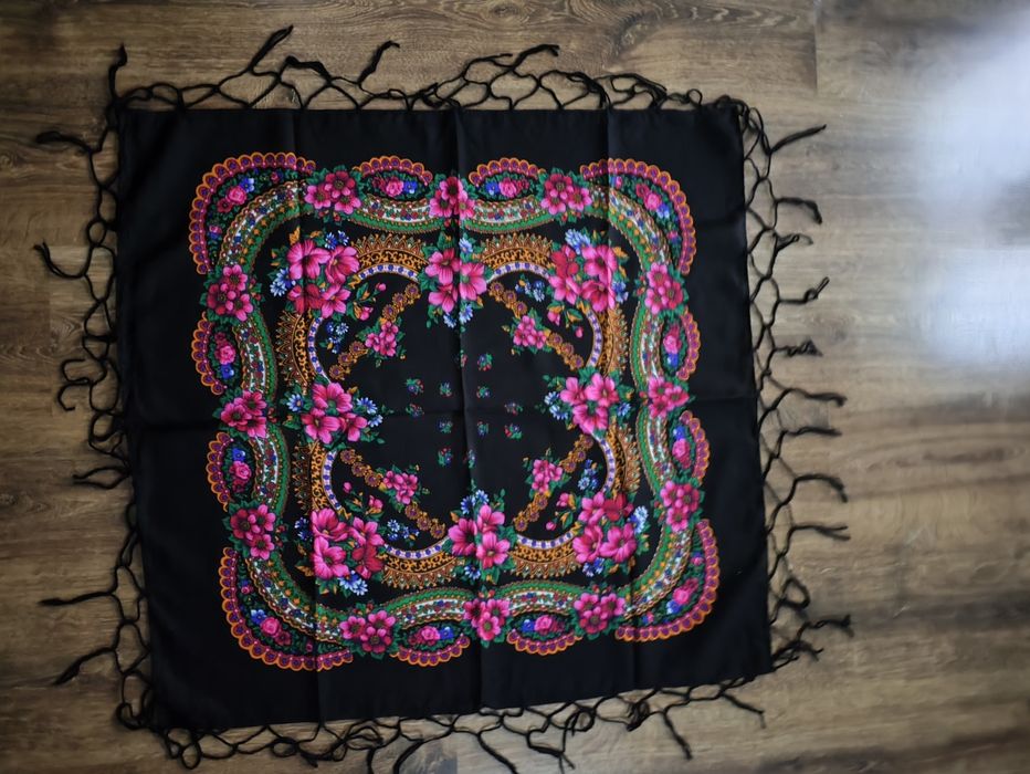 Chusta ludowa góralska czarna 70x70 z frędzlami