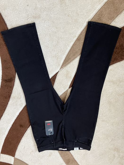 Абсолютно нові жіночі джинси кльош Levis, 18W