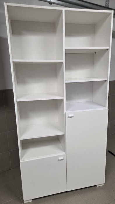 Regal na książki. Regał
