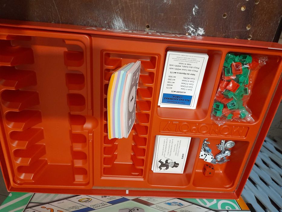 Jogo tabuleiro MONOPOLY  (antigo) usado em mt bom estado e completo