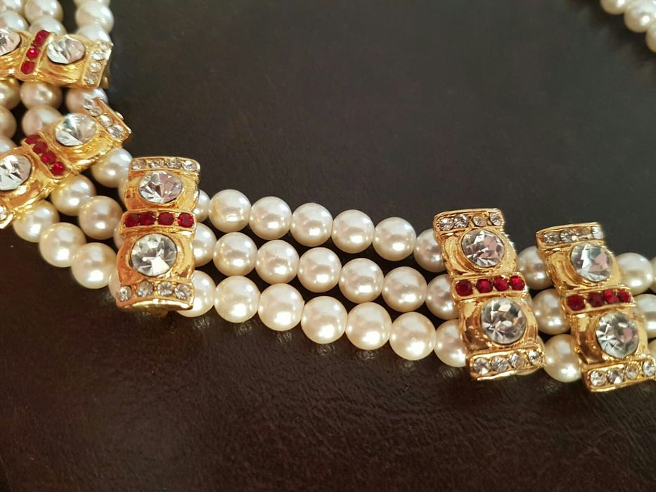 Colar de pérolas com brilhantes