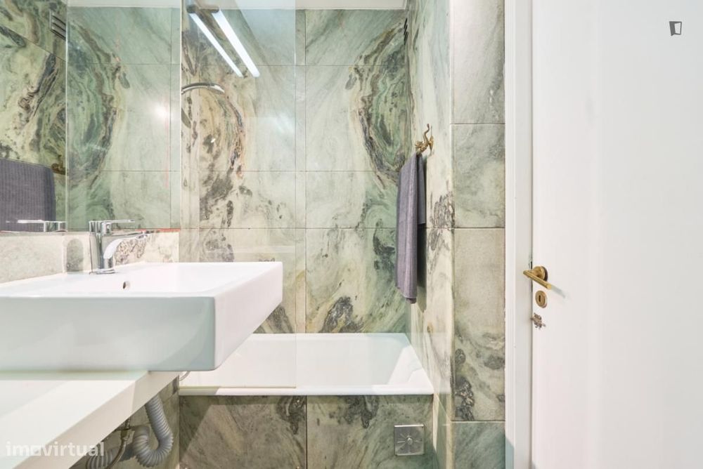 Quarto - localizado em Lapa Lisbon