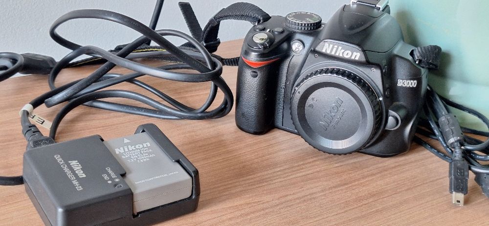 Câmera Nikon D3000 + Lente 18-55mm + Acessórios

Vendo Nikon D3000