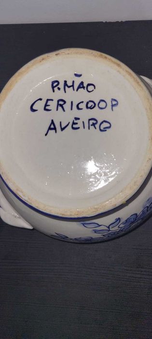 Terrina /Taça com Tampa em Cerâmica de Aveiro Pintada à Mão (CERICOOP)