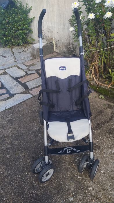 Carrinho bebe chico com chapeleira e protetor chuva