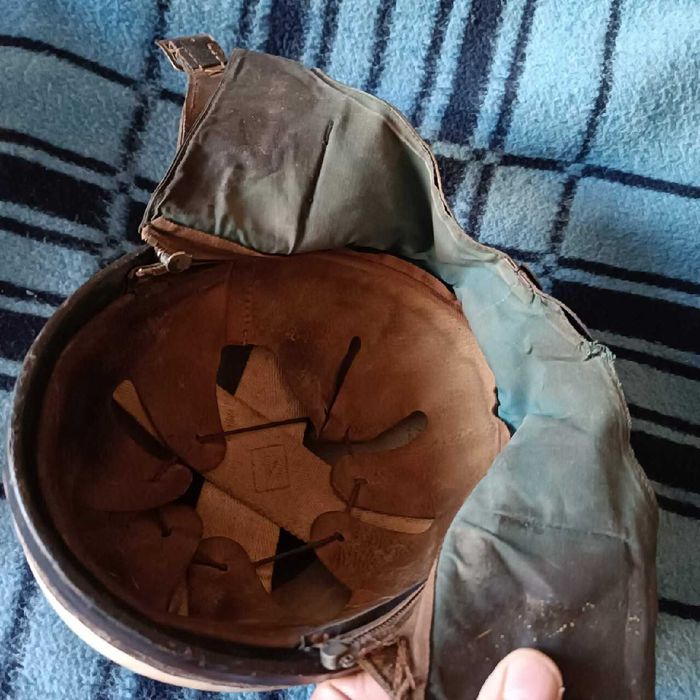 Kask Orzeszek z epoki PRL-u z odpinanym frasunkiem