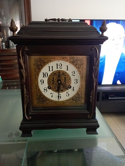 Relógio antigo em madeira