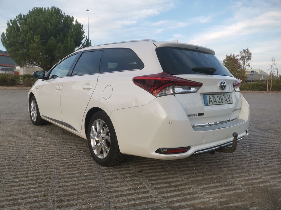 Toyota auris touring sports hybrid