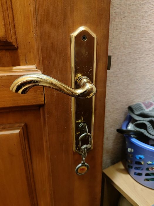 Дерев'яні двері з замком і петлями