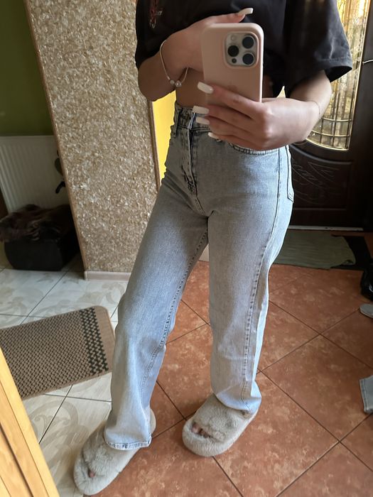 Джинси блакитні.