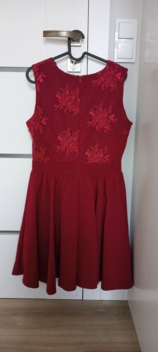 Czerwona sukienka z koronka