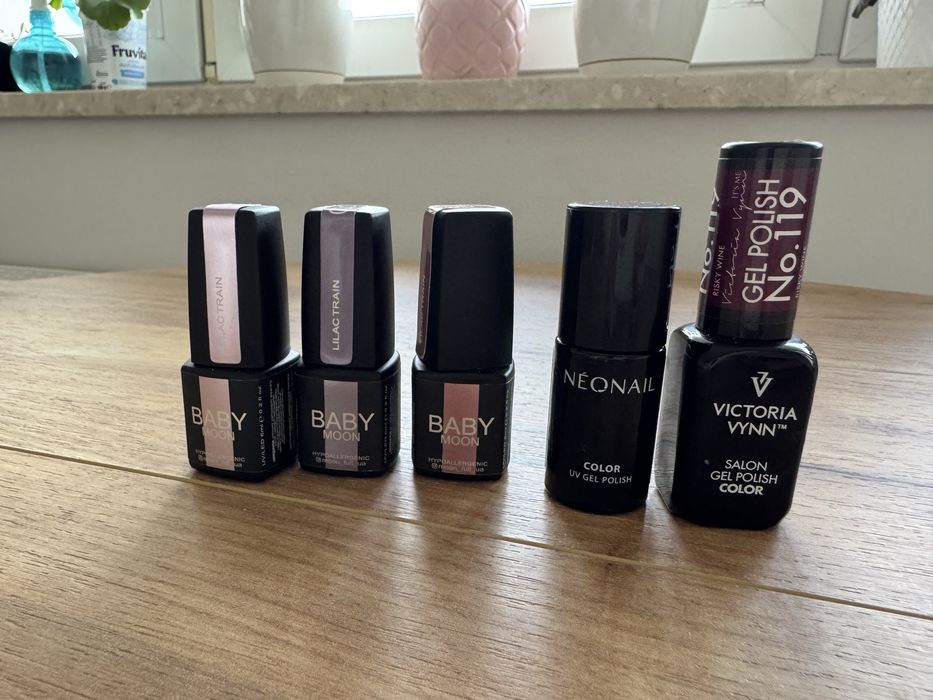 Lakiery do robienia manicure