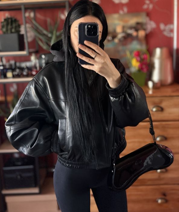 Кожаная женская  куртка бомбер